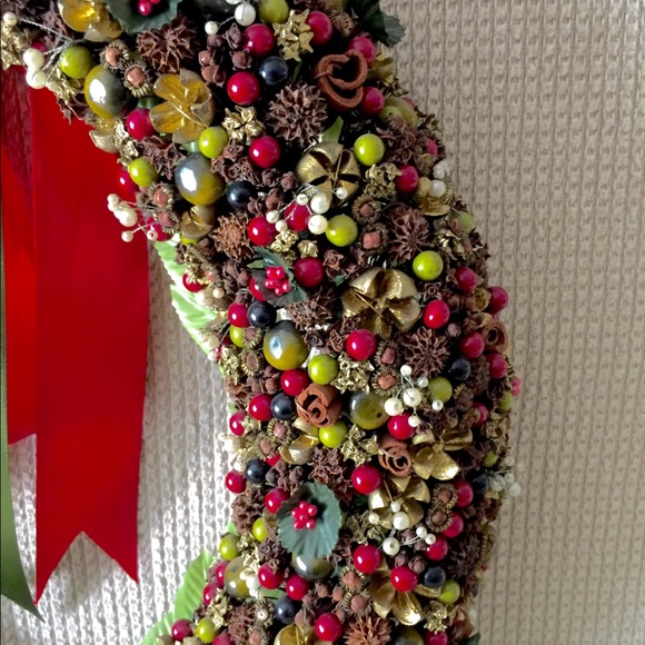 MacKenzie - Childs 𝐼𝑑𝑎 𝑆𝑐𝘩𝑙𝑜𝑠𝑠𝑏𝑒𝑟𝑔 Berry & Cone Wreath - Picture 4 of 9